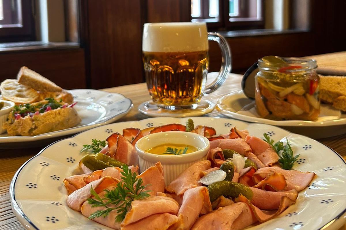 Pivnice Golem s drobným občerstvením na stole